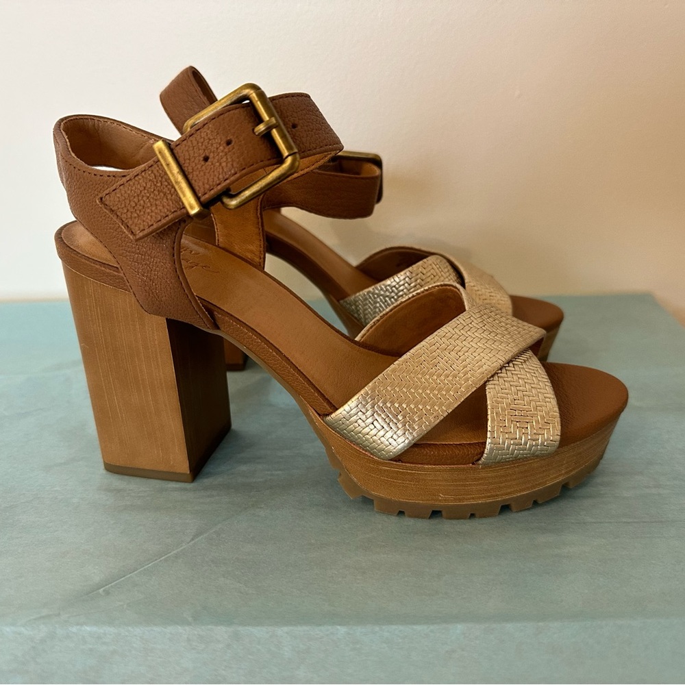 Platform block heel retro style sandals Size 7M